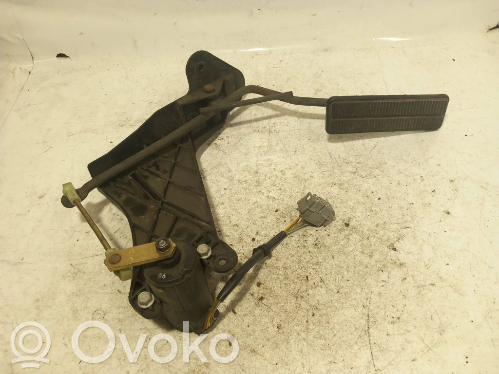 Accelerator throttle pedal