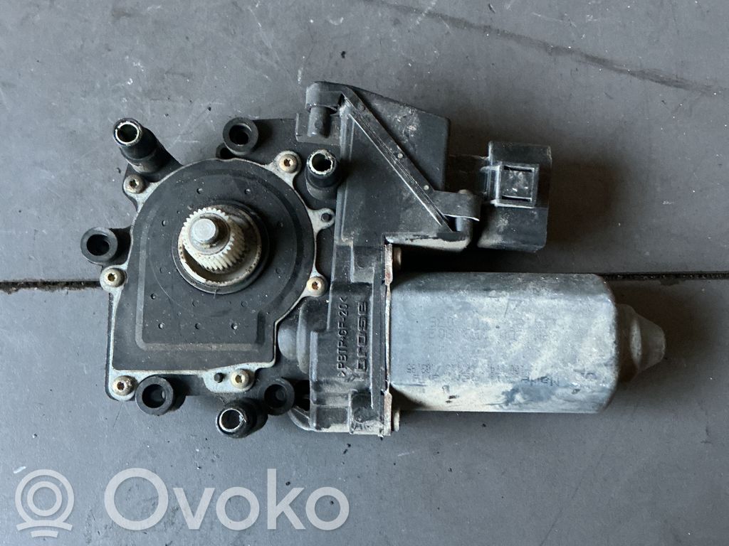 Silnik regulatora szyby drzwi przednich   8D0959802