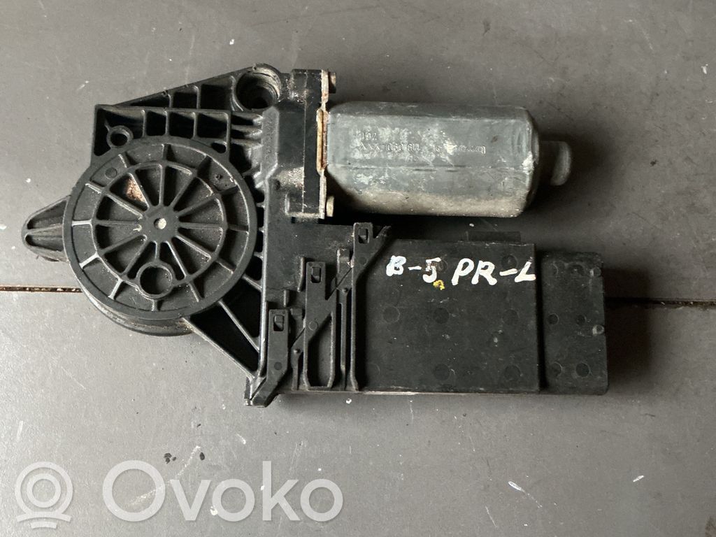 Volkswagen PASSAT B5 Silnik regulatora szyby drzwi przednich 