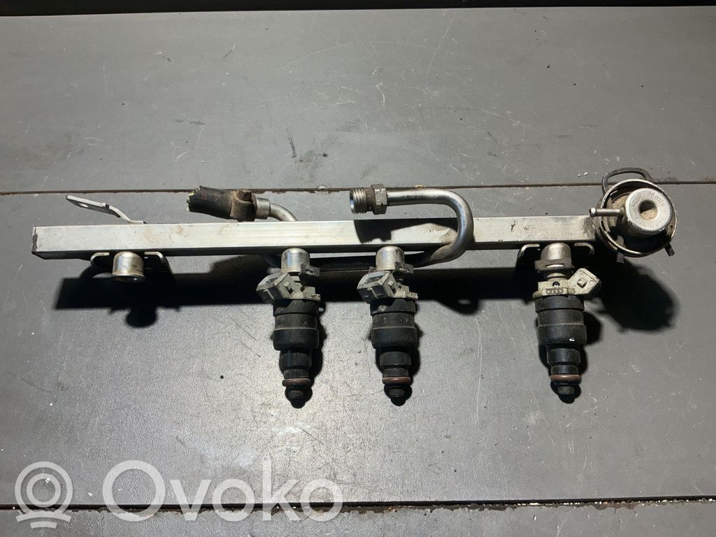 Audi A4 S4 B5 8D Polttoainepääputki 