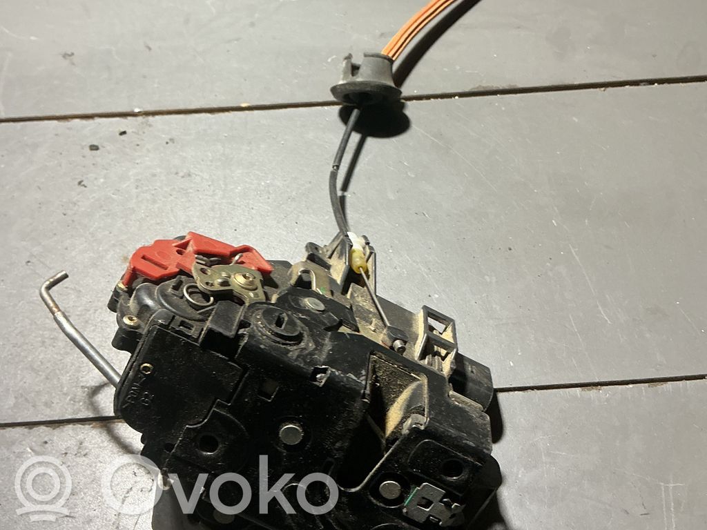 Audi A4 S4 B6 8E 8H Zamek drzwi tylnych 