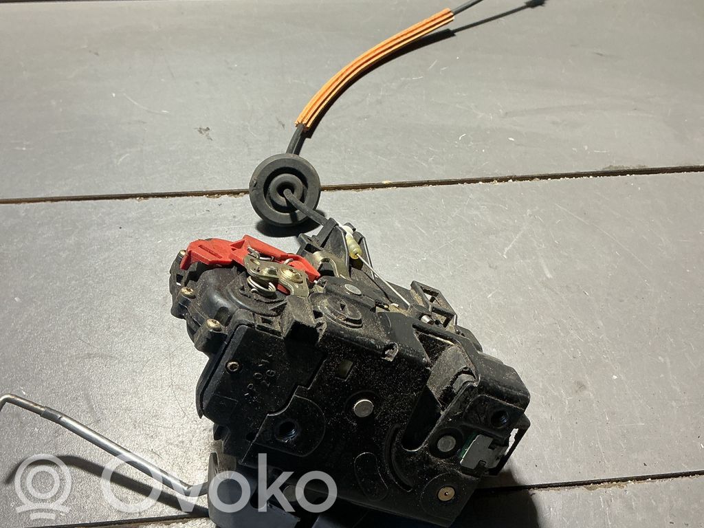 Audi A4 S4 B6 8E 8H Zamek drzwi tylnych 