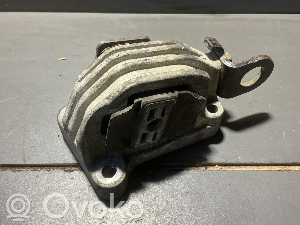 Volvo V70 Engine mount bracket 