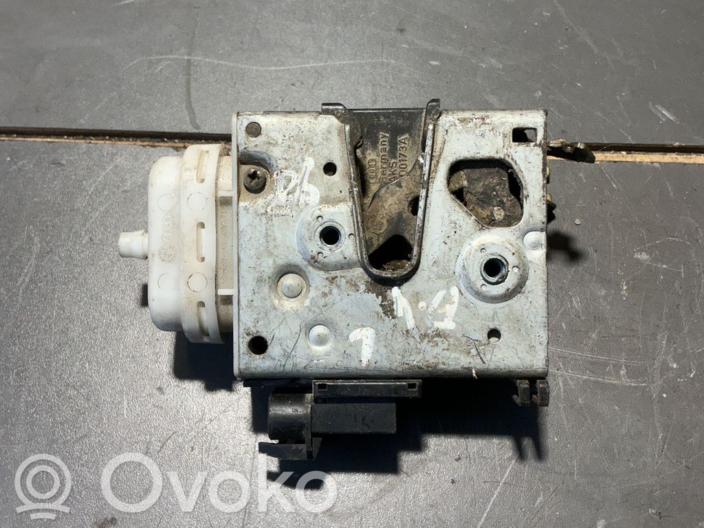 Audi A4 S4 B5 8D Etuoven lukko 