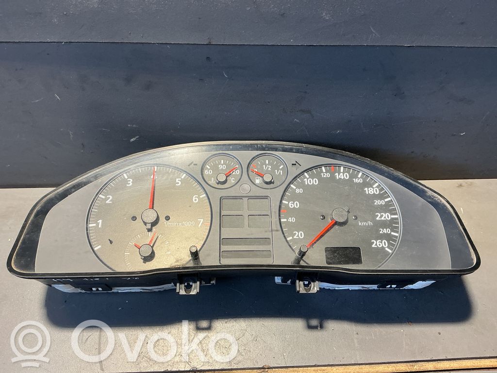 Audi A4 S4 B5 8D Licznik / Prędkościomierz 