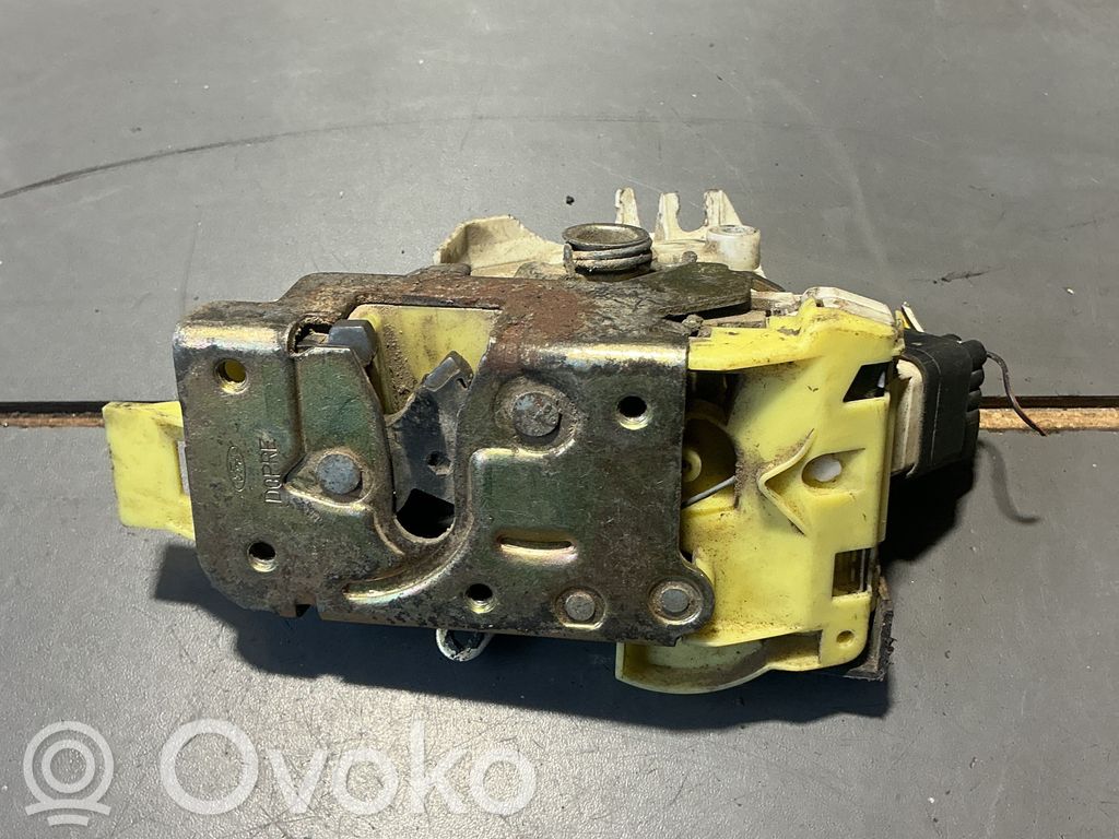 Ford Focus Priekšpusē slēdzene 
