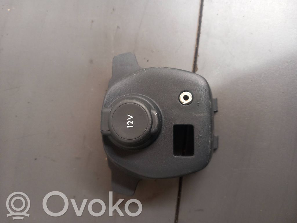 Toyota Aygo AB40 Presa 12V (anteriore) 