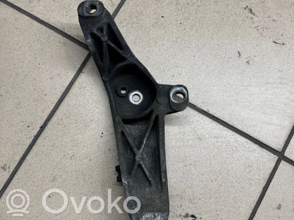Engine mounting bracket   1096079