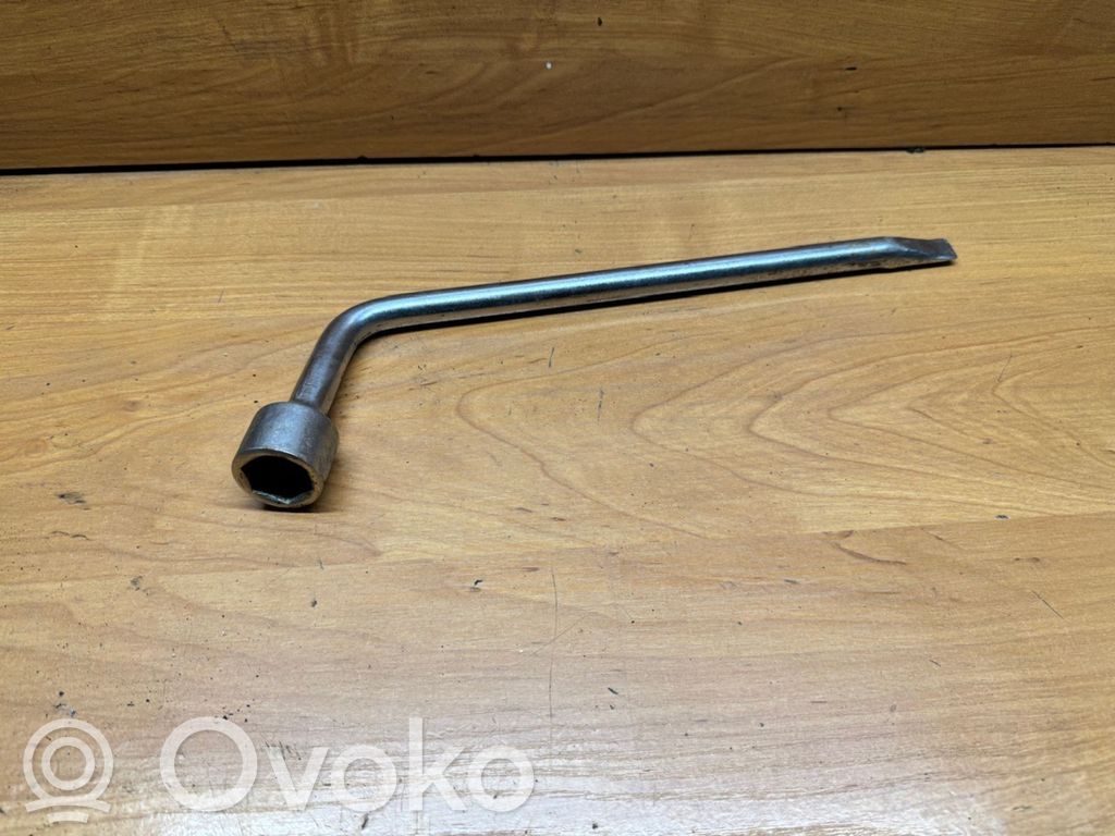 Toyota Yaris Raktas ratų varžtams 