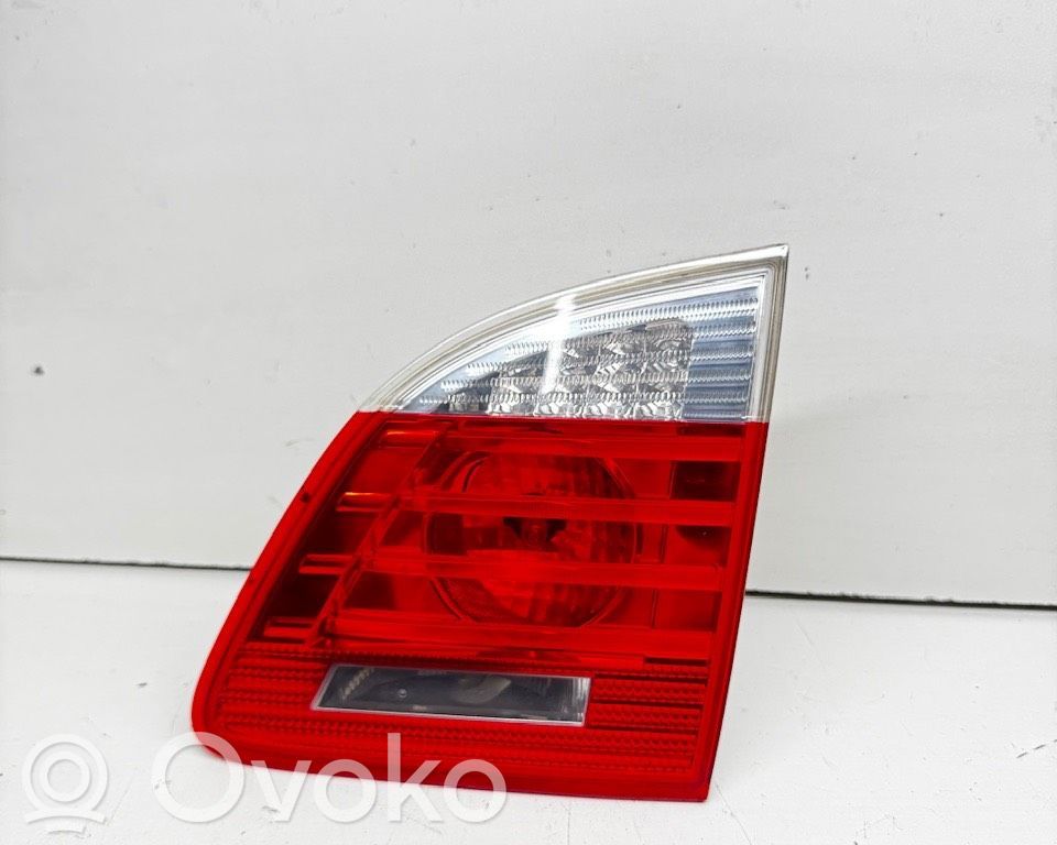 BMW 5 E60 E61 Aizmugurējais lukturis pārsegā 