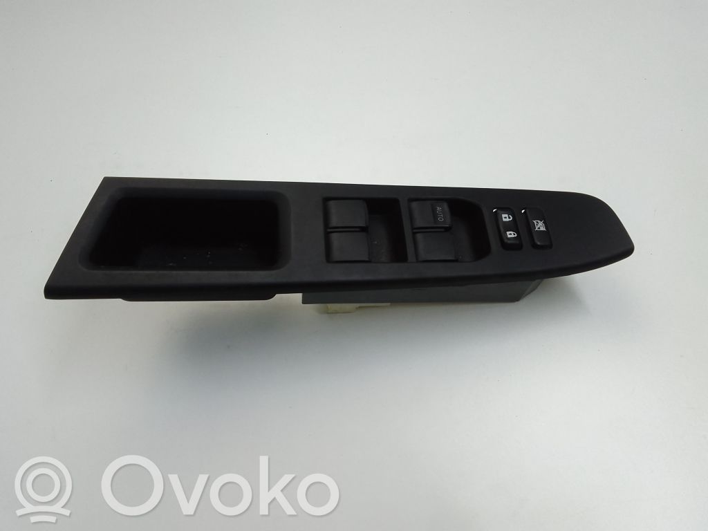 Toyota Yaris Elektrisko logu slēdzis 