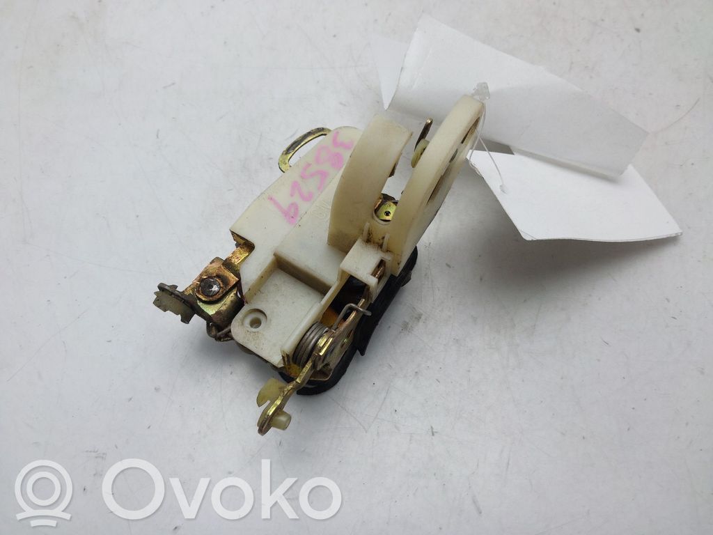 Opel Corsa B Priekšpusē slēdzene 