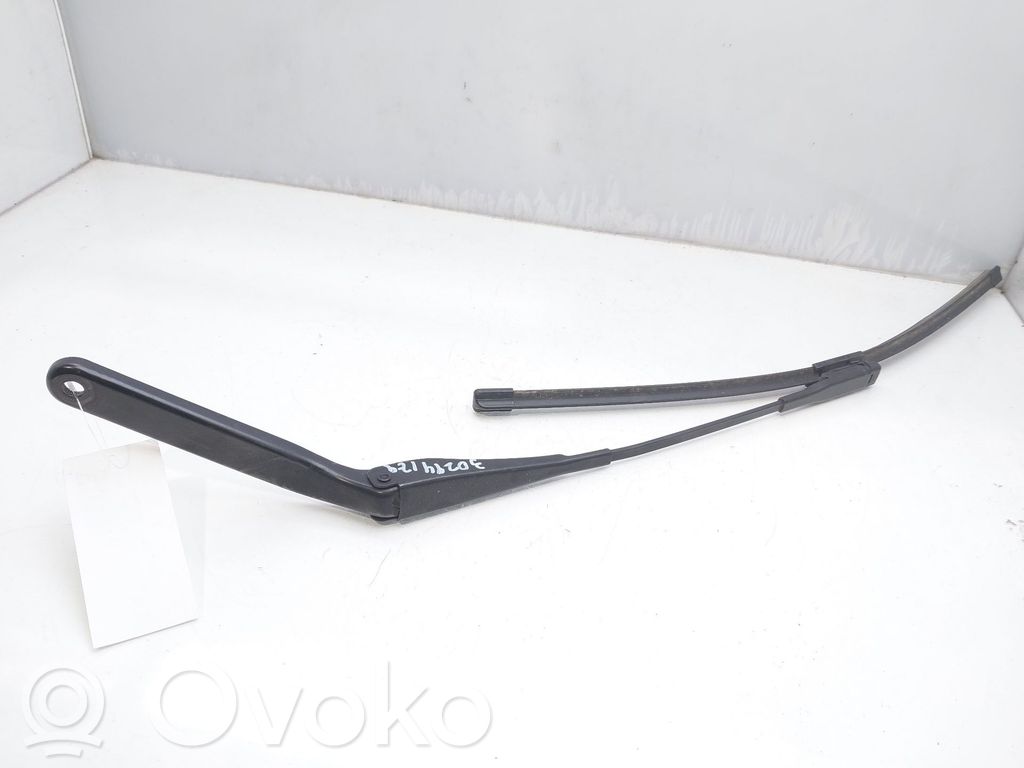 BMW X1 E84 Front wiper blade arm 