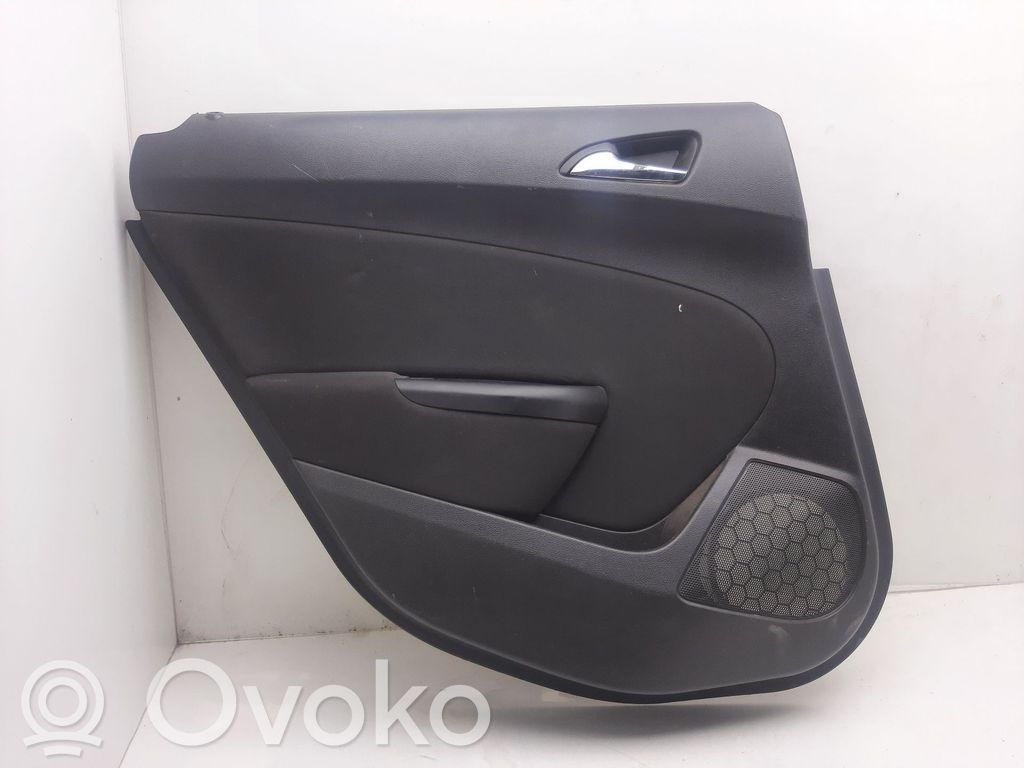 Opel Astra J Takaoven verhoilu 