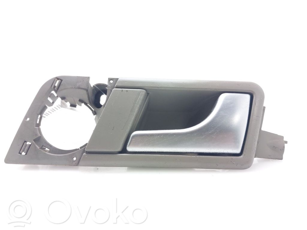 Manecilla interna puerta trasera   8Z0839020
