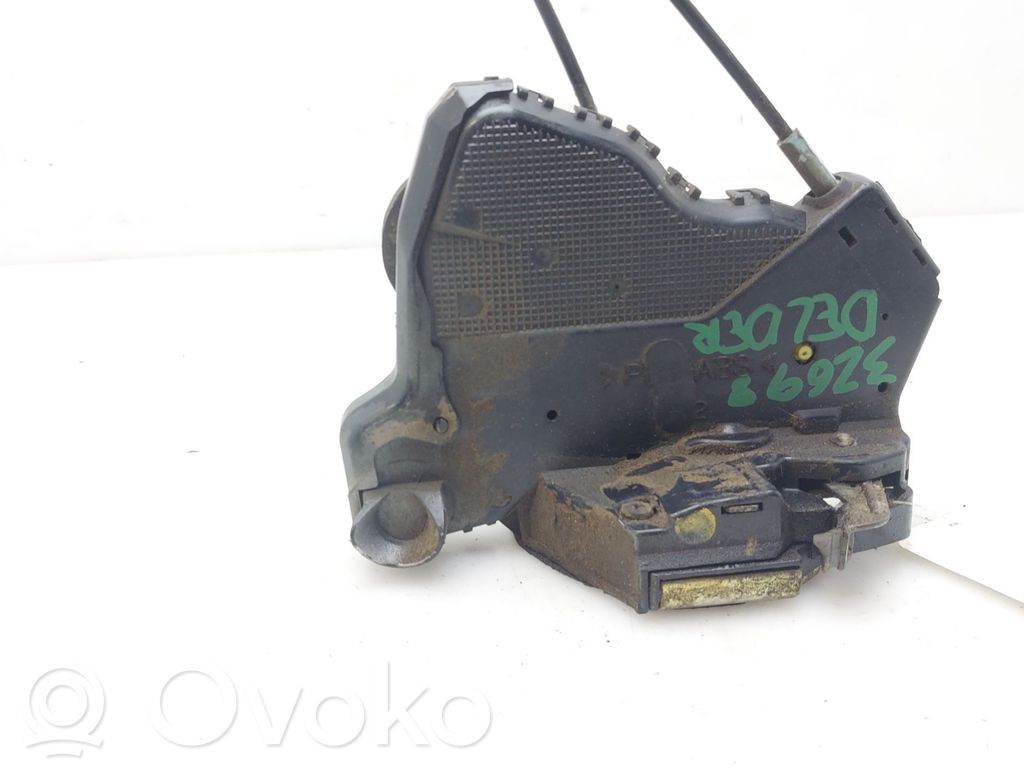 Toyota Corolla E110 Priekšpusē slēdzene 