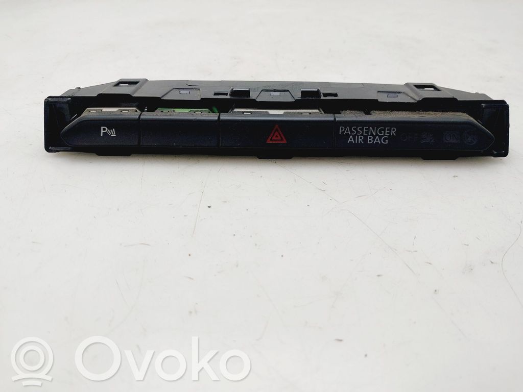 Botón interruptor de luz de peligro   3G1853770A