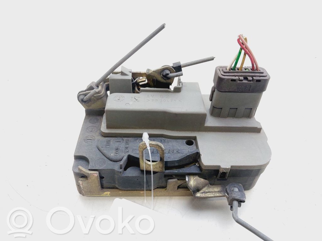 Peugeot 206+ Front door lock 