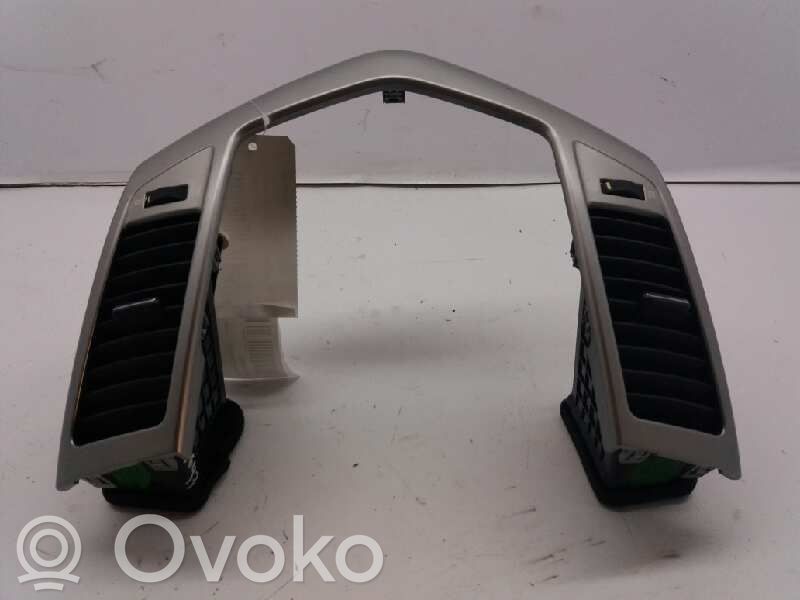 Chevrolet Cruze Rejilla de ventilación central del panel