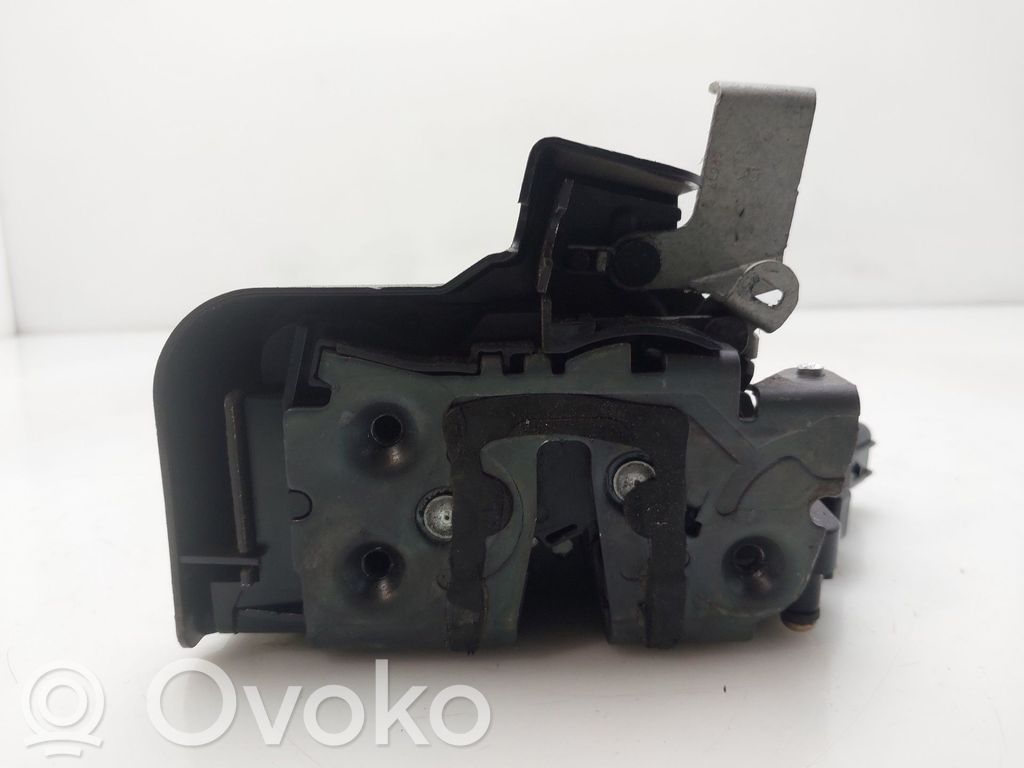Ford Focus Takaoven lukko 