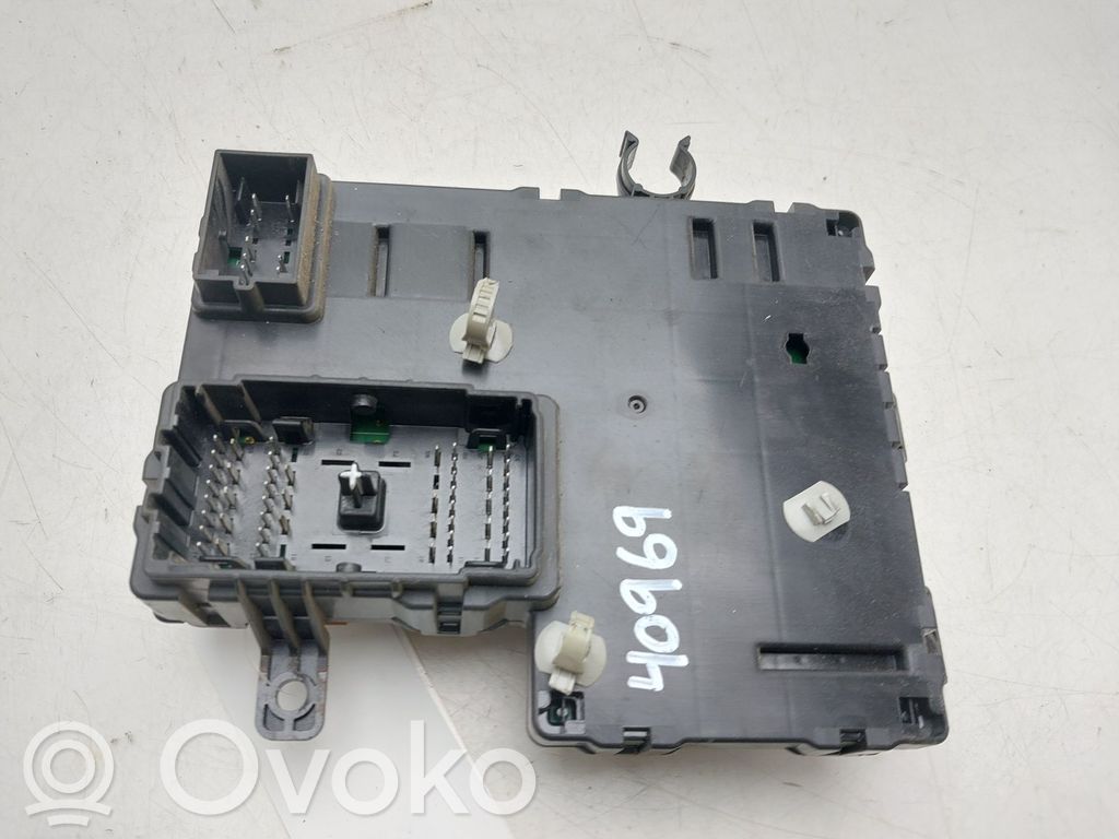 KIA Carnival Fuse module 