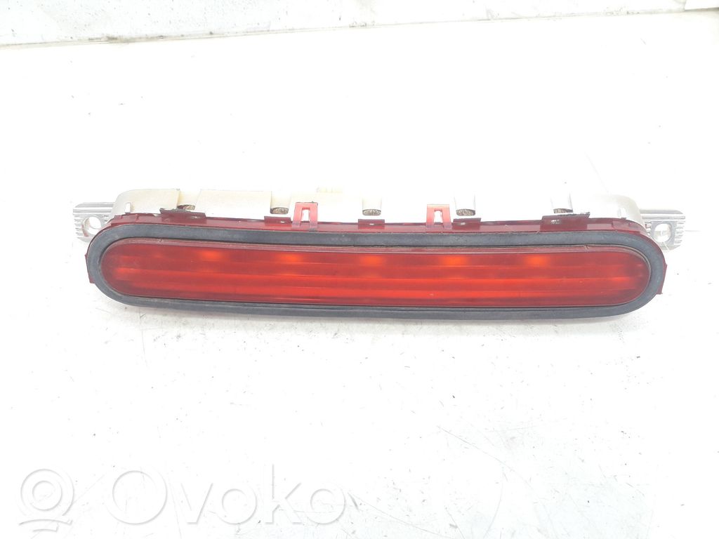 Toyota Corolla Verso AR10 Kolmas/lisäjarruvalo 
