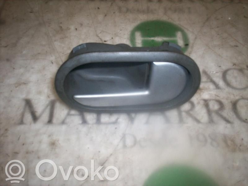 Manecilla interna puerta delantera