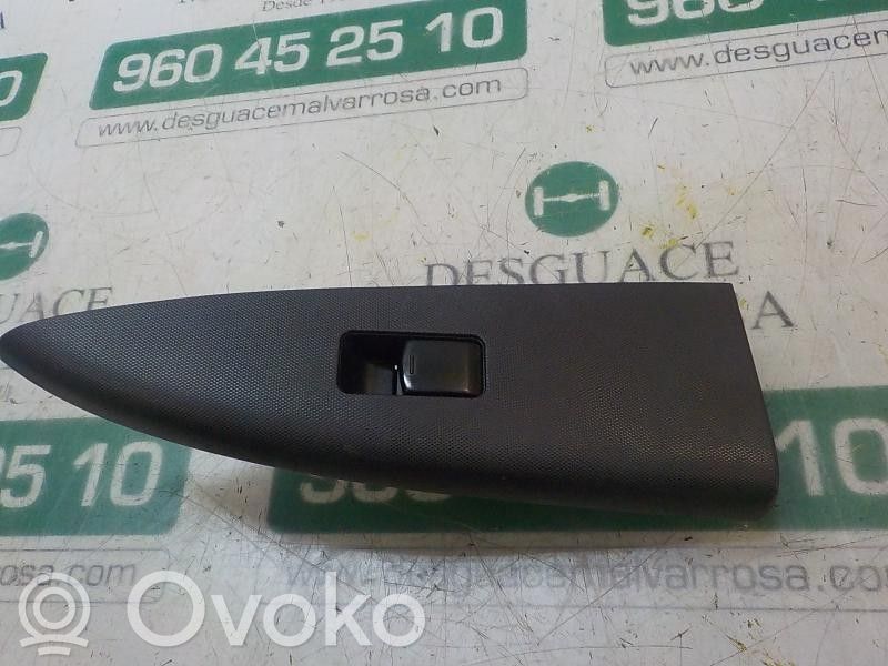 Nissan Note (E11) Electric window control switch 