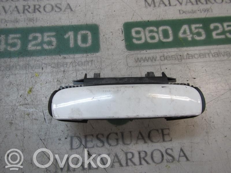 Manecilla externa puerta trasera   8E0839207