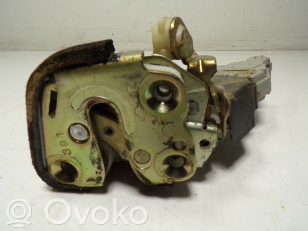Nissan Patrol Y61 Takaoven lukko 