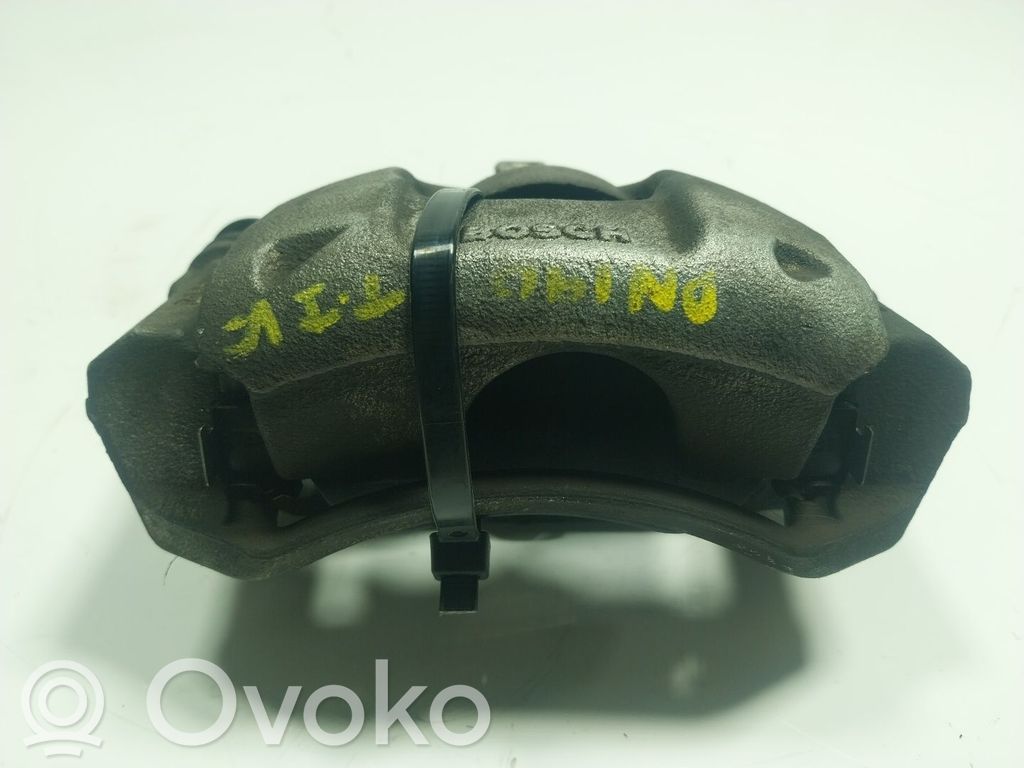 Toyota Aygo AB40 Zacisk hamulcowy przedni 