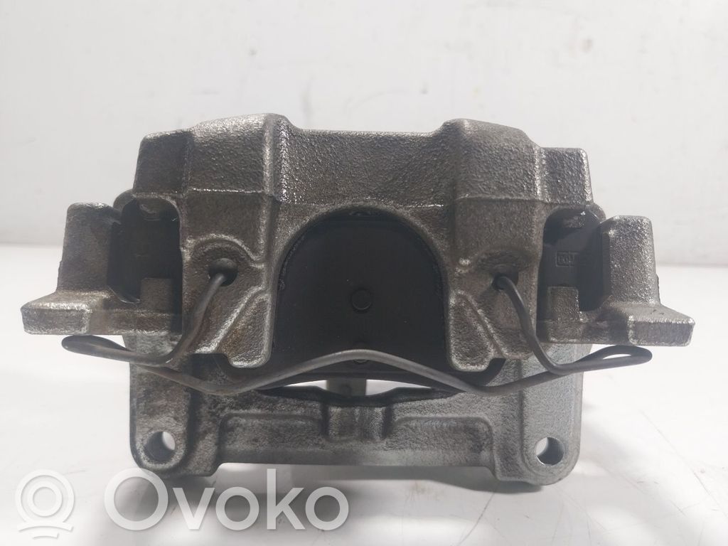 Ford Focus Jarrusatulan tyynyn pidike takana 