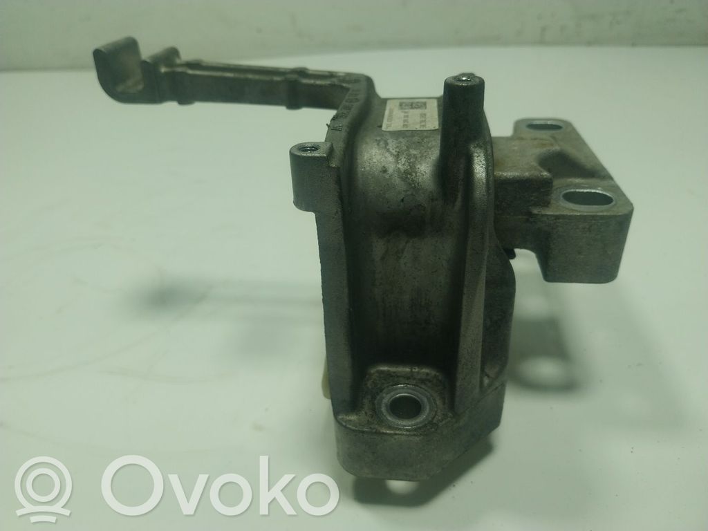 Volkswagen Polo VI Engine mount bracket 