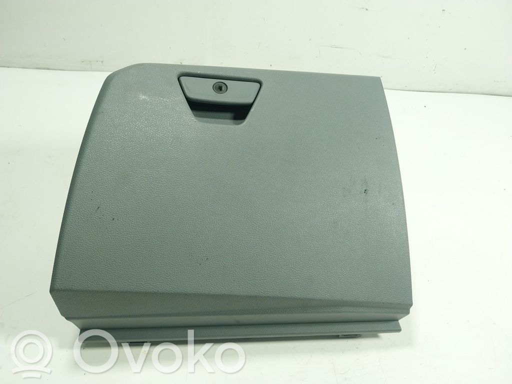 Glove box   1830608