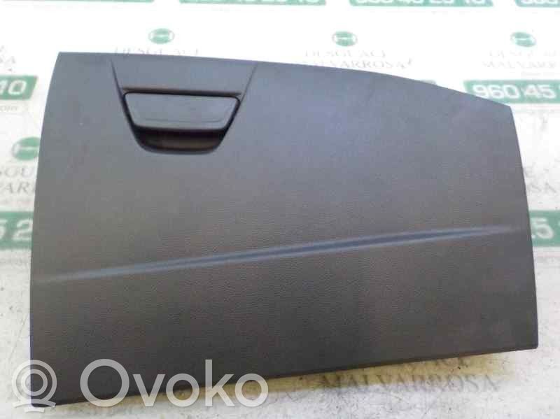 Glove box   1750276