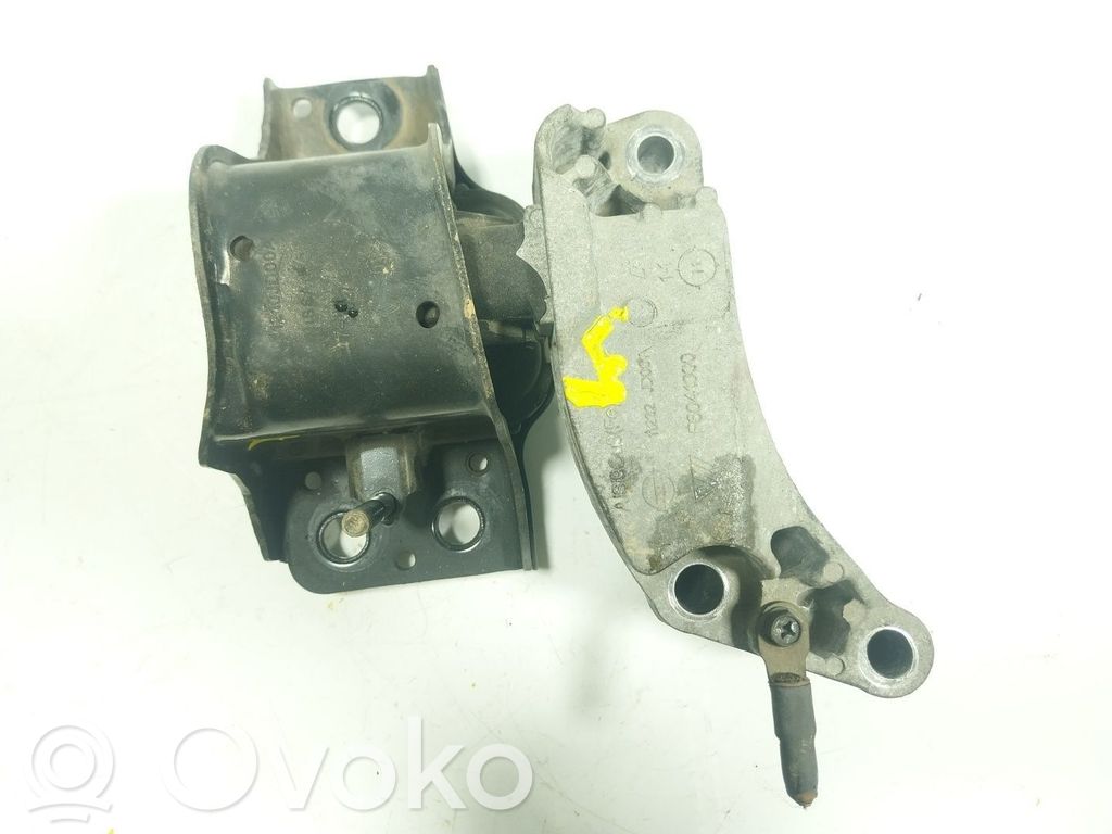 Nissan Qashqai Engine mount bracket 