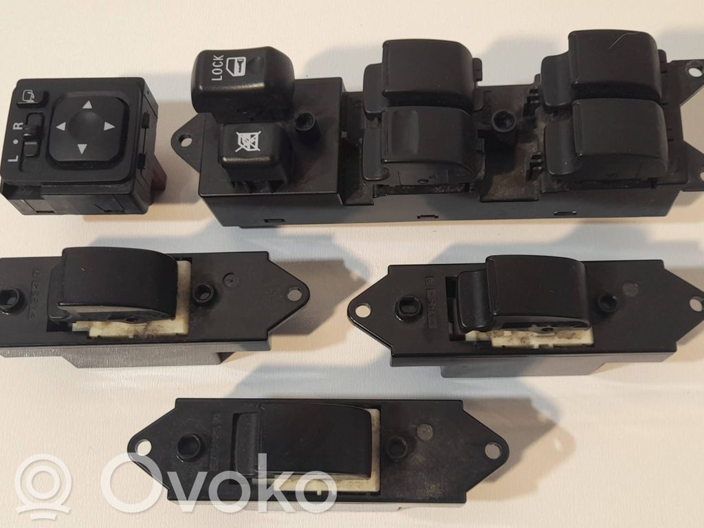 Electric window control switch   8608A261