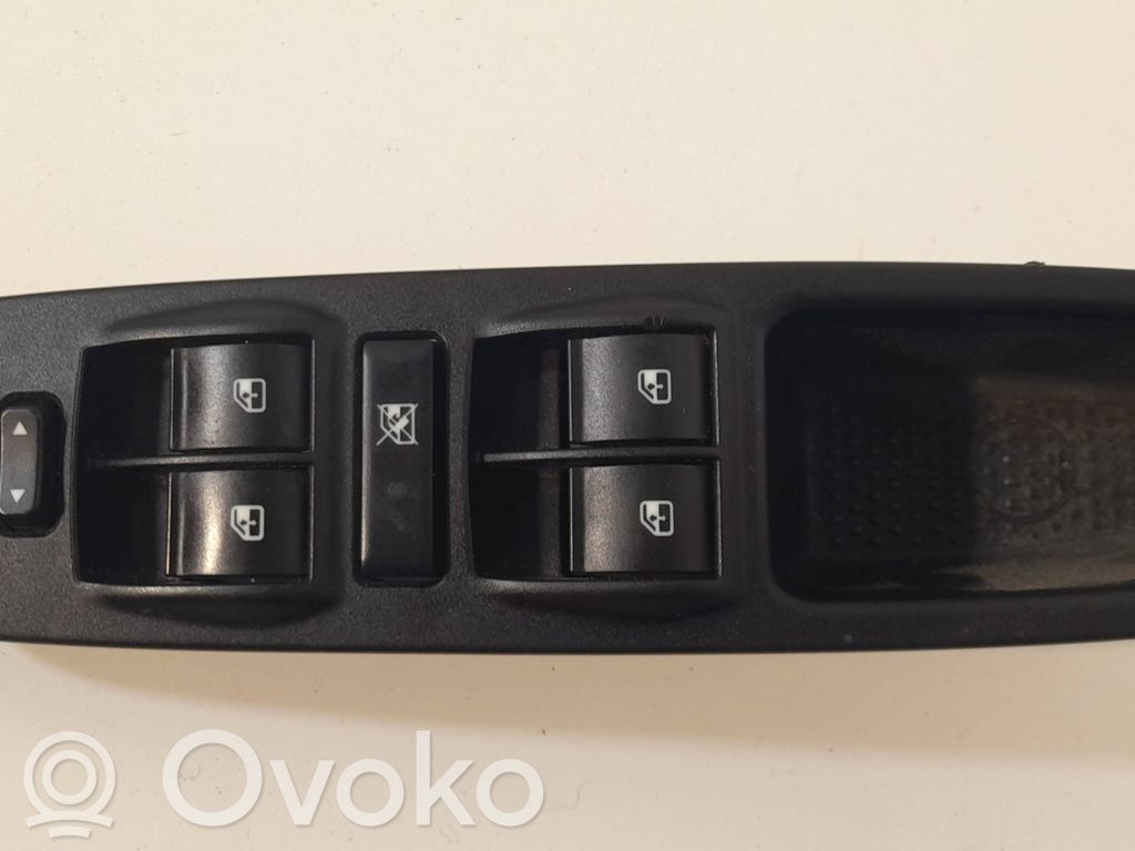 Lancia Ypsilon Electric window control switch 