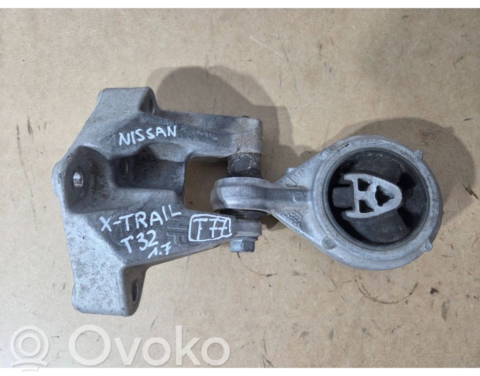 Nissan X-Trail T32 Engine mounting bracket 