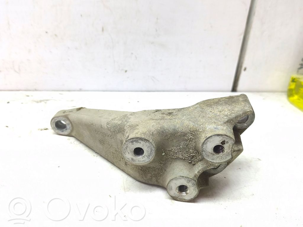 Engine mounting bracket   V06218