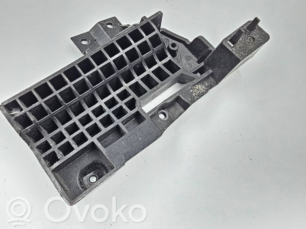 Porsche Macan (95B) Bumper support mounting bracket corner 