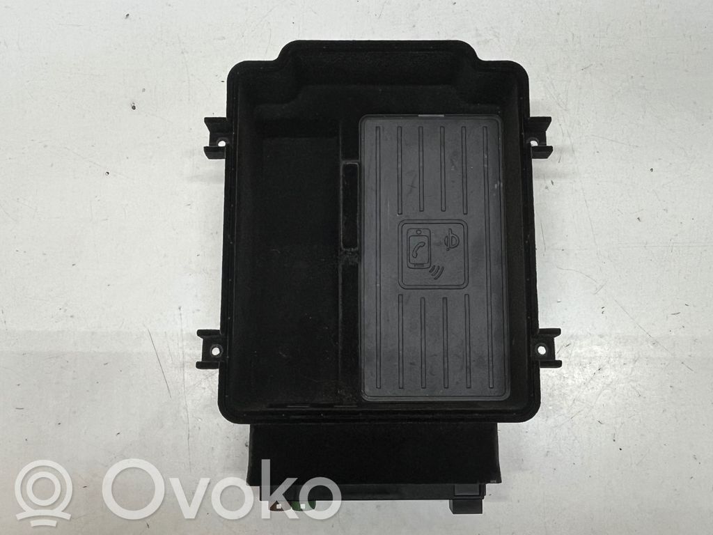 Audi Q8 Daiktadėžė 