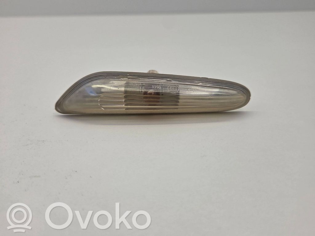 Front fender indicator light   6923920