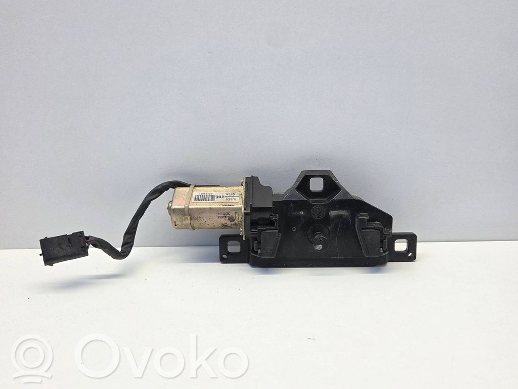 BMW 5 E60 E61 Aizmugurējā pārsega pievilcējs 