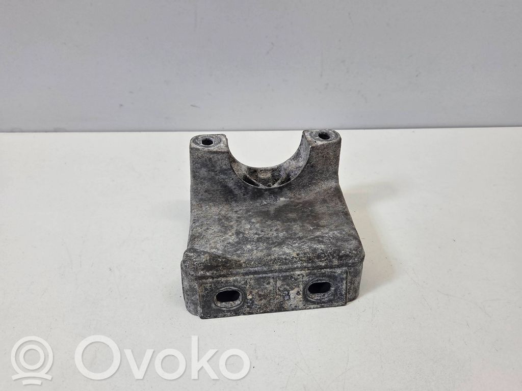 Engine mounting bracket   7010593