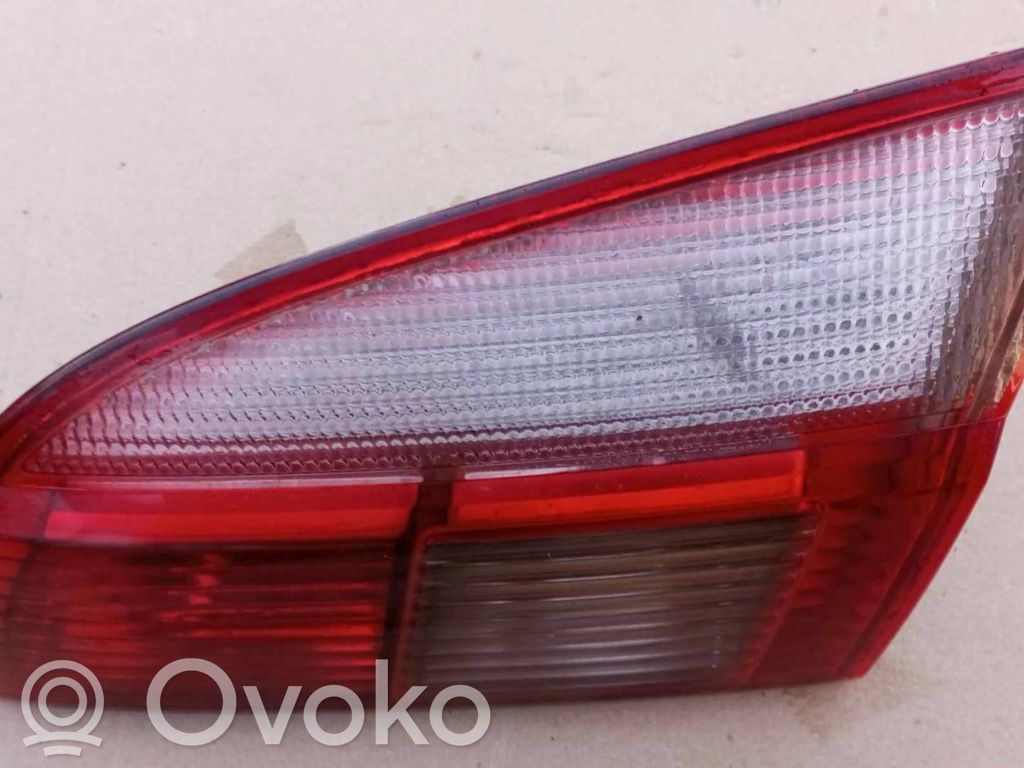 Toyota Avensis T220 Galinis žibintas dangtyje 