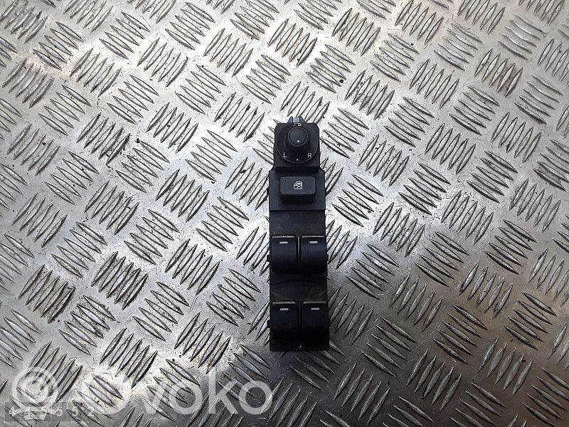 Electric window control switch   GKM266350A