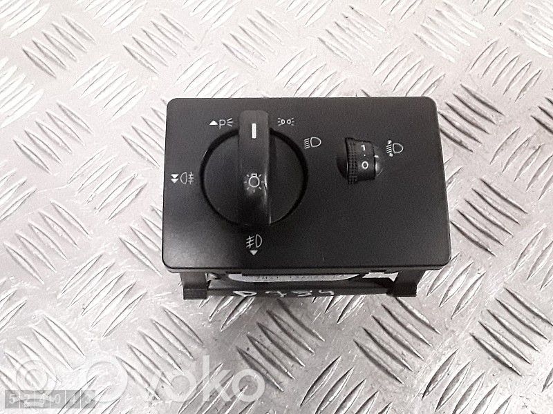 Light switch   7M5T13A024LA