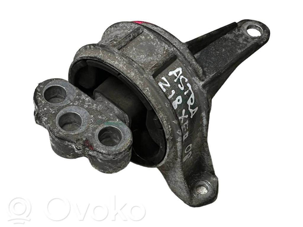Engine mount bracket   V05453