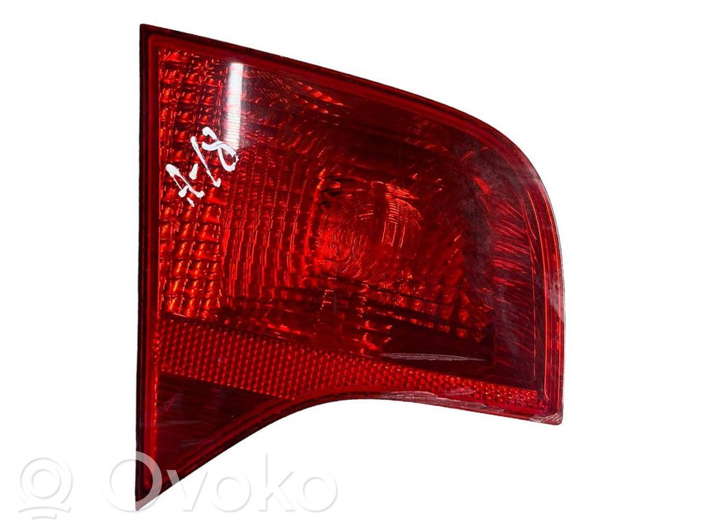 Audi A4 S4 B7 8E 8H Aizmugurējais lukturis pārsegā 